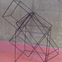 Rhythm and form IV Staaldraad sculptuur, opgebouwd uit onderdelen, modulair van opzet.