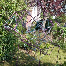 Modulaire installatie van geometrische vormen in draadstaal, gepoedercoated in twee kleuren staal.